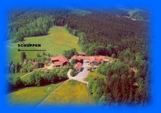 Pfeil zeigt zum Schuppen Pfeil zeigt zum Schuppen